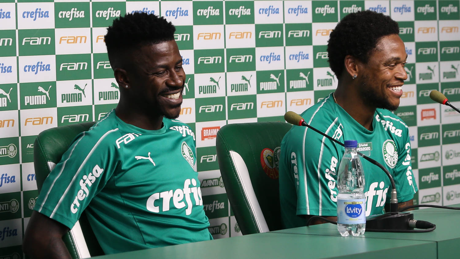 Cesar Greco/Ag. Palmeiras/Divulgação_Luiz Adriano (à direita) e Ramires concederam entrevista coletiva nesta terça-feira (07)