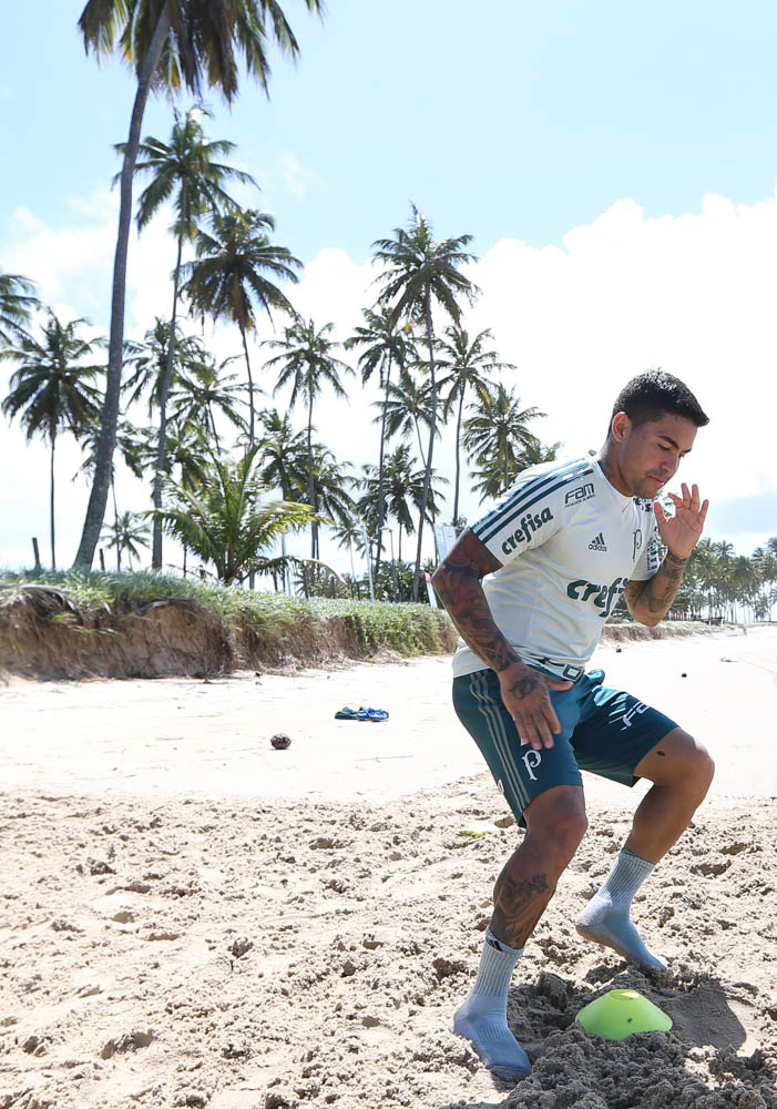 Cesar Greco/Ag Palmeiras/Divulgação_Suspenso contra o Sport, Dudu fez atividade física em praia de Cabo de Santo Agostinho (PE)