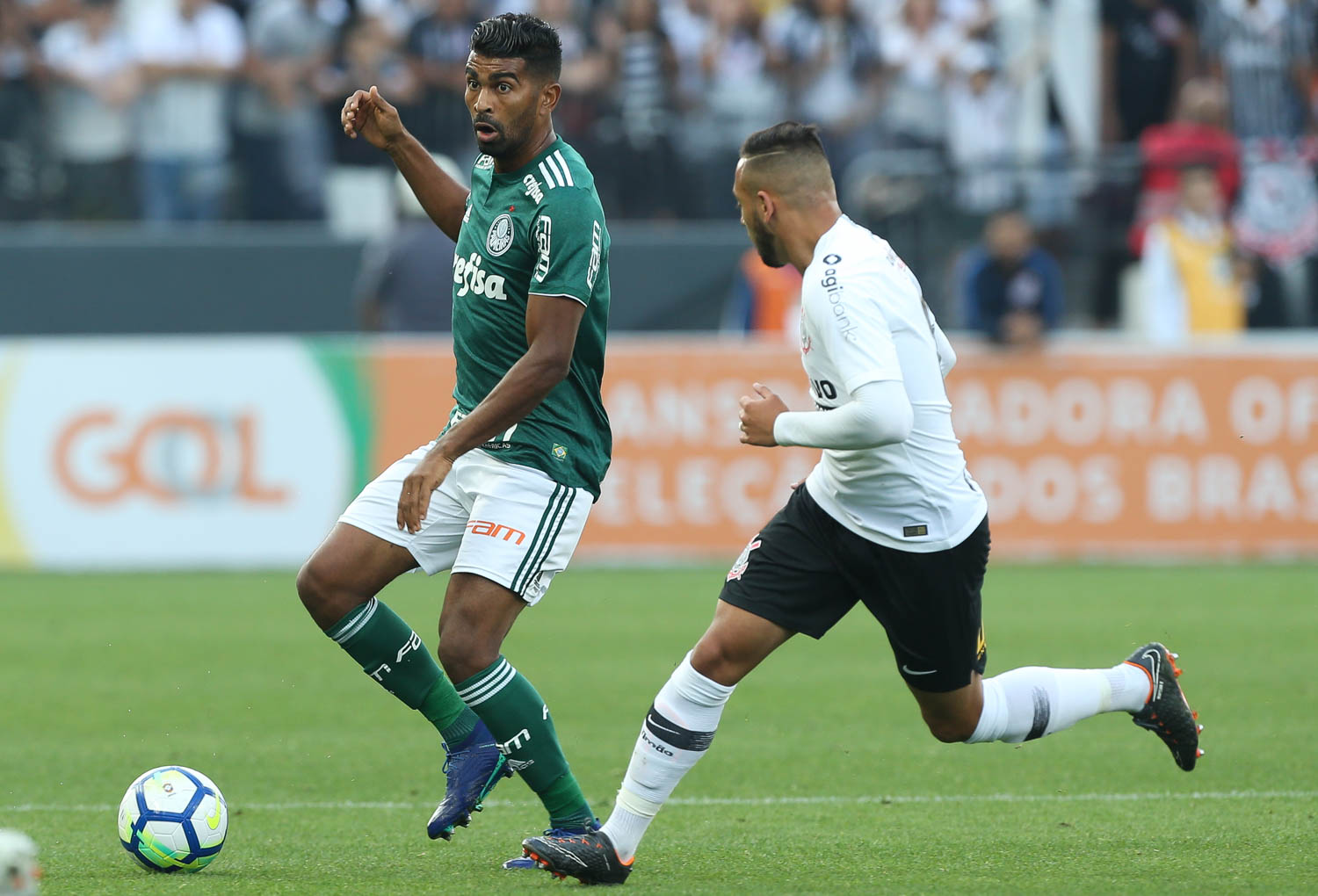 Cesar Greco/Ag Palmeiras/Divulgação_Thiago Santos carimbou a trave corintiana no primeiro tempo e por pouco não abriu a contagem