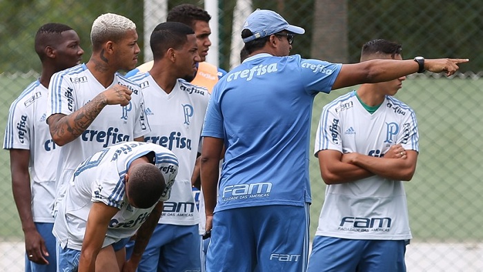 Fabio Menotti/Ag Palmeiras/Divulgação_Técnico Wesley Carvalho instruiu seus jogadores em treino de preparação para a Copinha