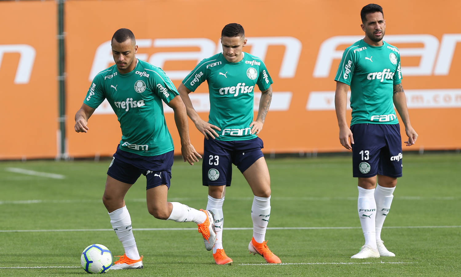 Cesar Greco/Ag Palmeiras/Divulgação_Raphael Veiga (centro) e Luan (à direita) foram algumas das novidades do treino desta sexta-feira (31)