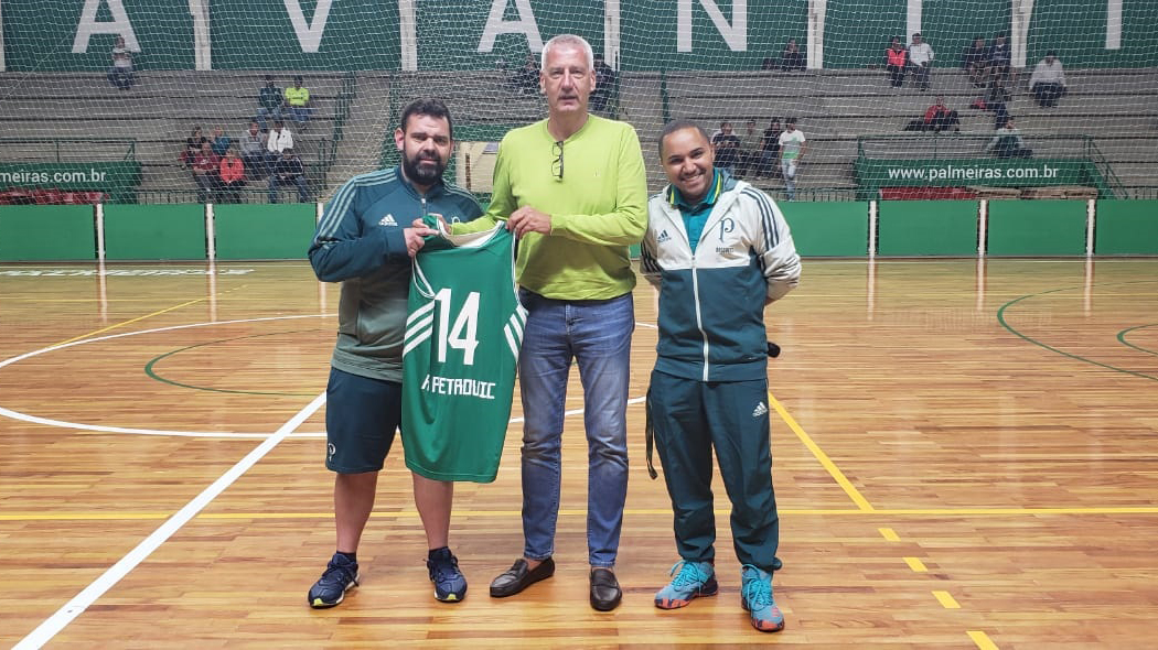 Divulgação _ O técnico da Seleção Brasileira de Basquete recebeu o presente no intervalo de jogo