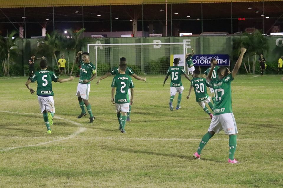 Copa Brasil/Divulgação _ Após vencer nos pênaltis, a garotada do Verdão foi comemorar nos braços da torcida