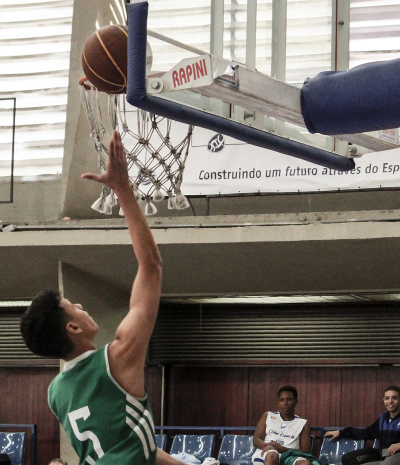 Caio Carlucci _ O Sub-14 é um dos candidatos ao título do torneio