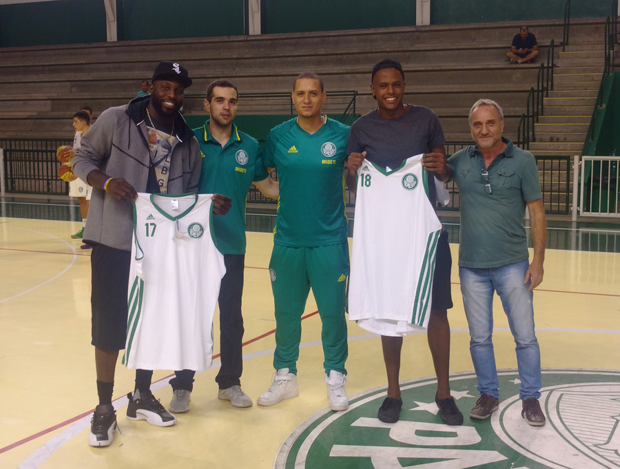 Angelo Salvioni/Divulgação _ Tyrone (esq.) e Zé (dir.) foram homenageados pelo Palmeiras no intervalo do jogo