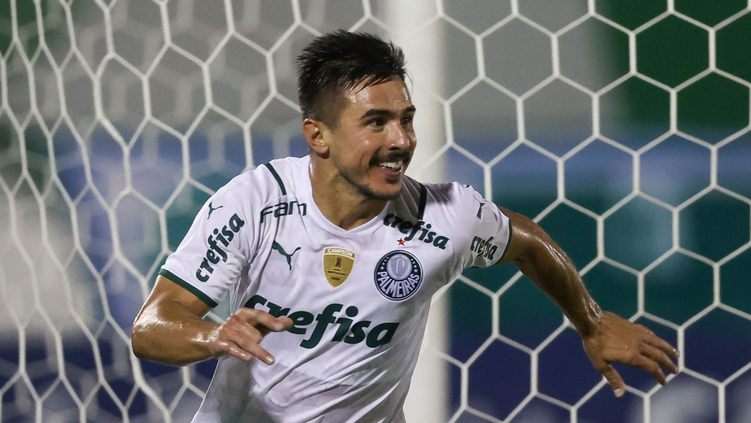Willian iguala ídolo do Palmeiras em número de jogos e chega aos gols de Arce