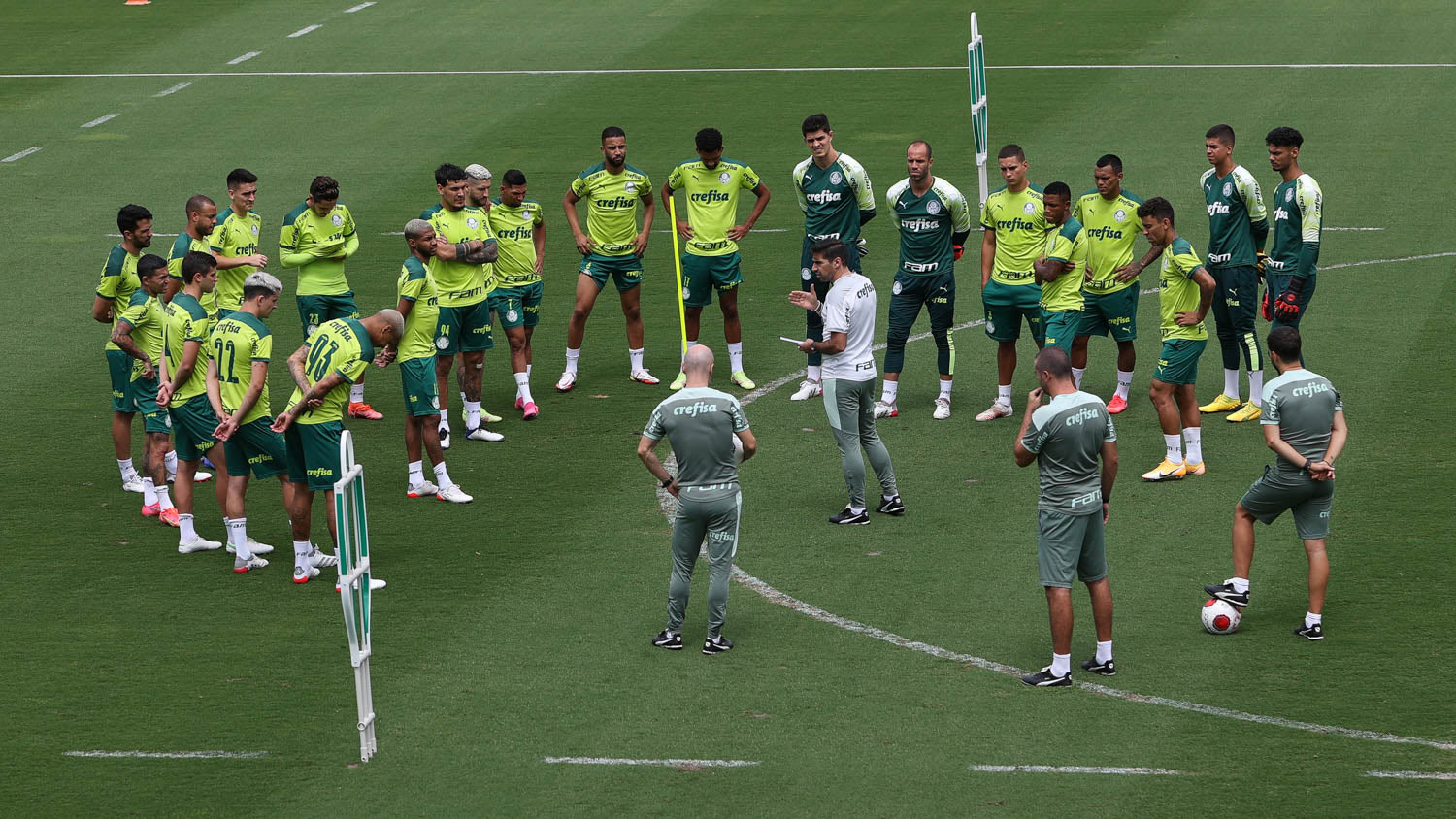 Palmeiras segue pré-temporada com treino físico e técnico no gramado